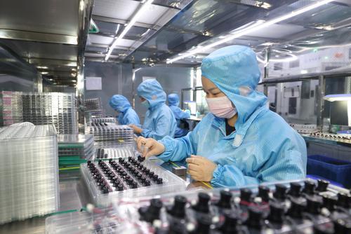 7月8日，该企业员工正在进行镜头组装。