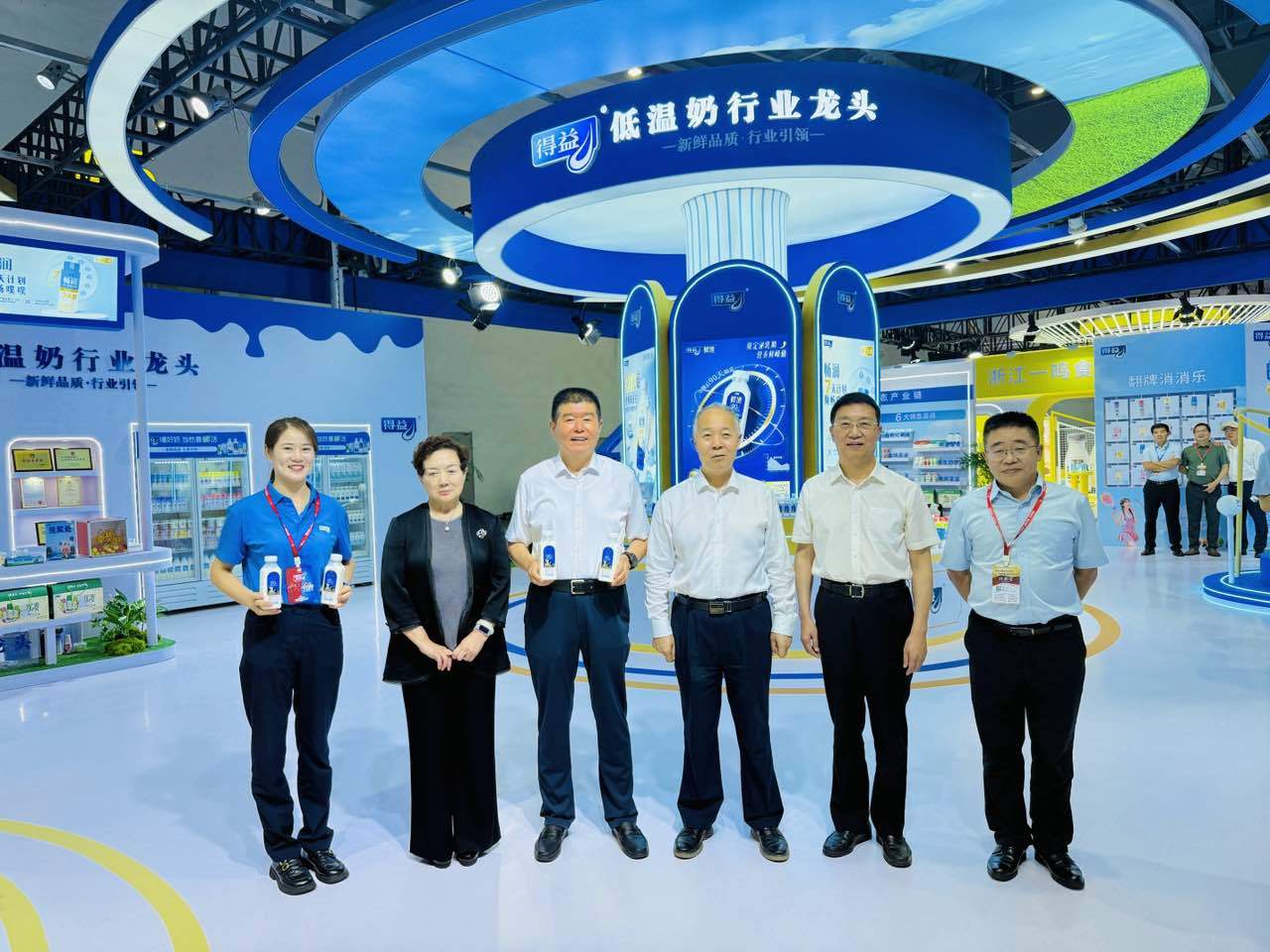图为：全国政协委员、农业农村部原副部长马有祥（右三），中国奶业协会原副会长兼秘书长刘亚清（左二），中国奶业协会副会长兼秘书长尹彦勋（右二），中国奶业协会副会长、副秘书长邵明君（右一）一行莅临得益乳业展位