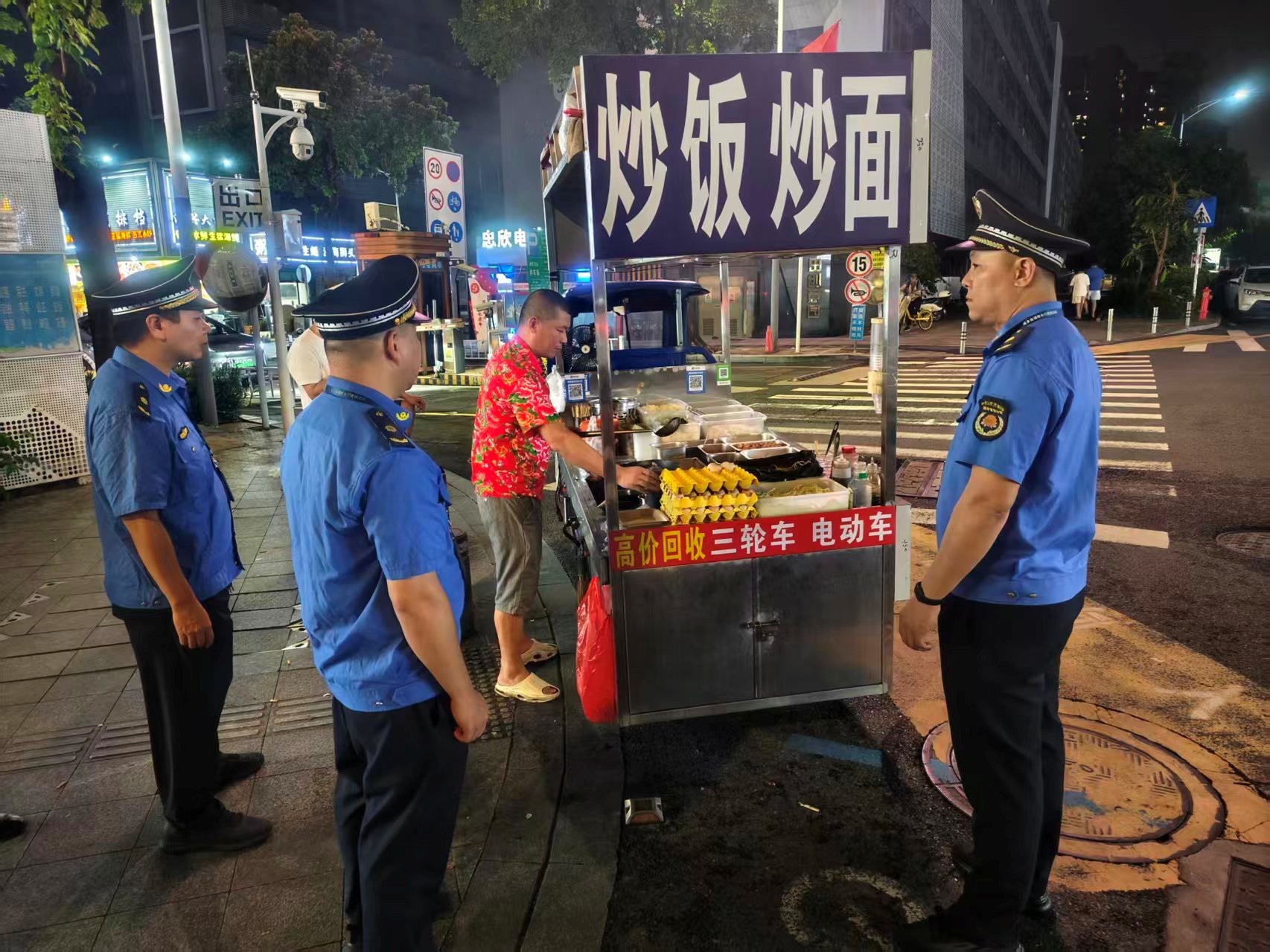 整治有力度 服务有温度——西乡街道开展违规占道经营统一执法日行动