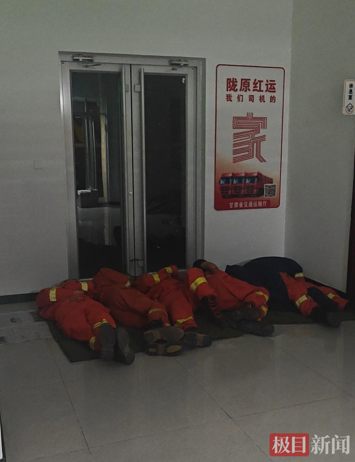 消防员们席地而睡（极目新闻记者现场拍摄）