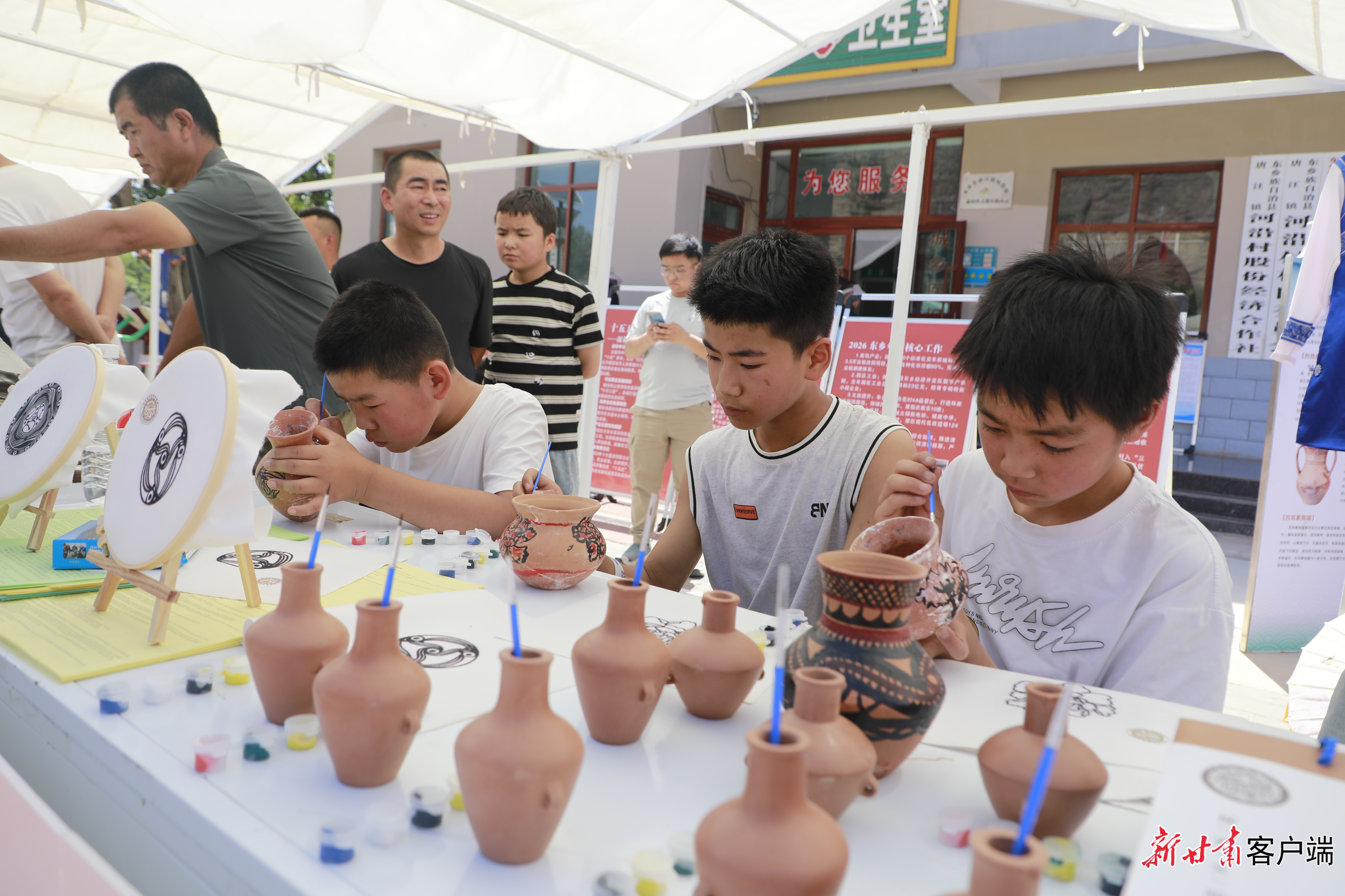 学生体验彩陶制作 图片由东乡县委宣传部提供
