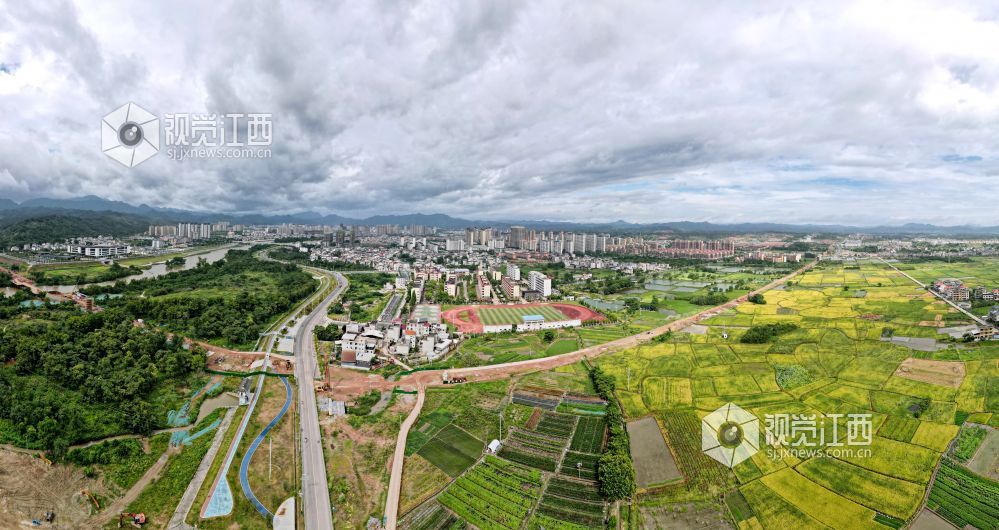 2026年7月6日，长赣高铁江西省遂川段施工现场机器轰鸣，江西交工集团施工人员抢抓工期，同步开展桩基施工、墩身钢筋绑扎及混凝土浇筑作业。