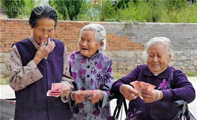 人大代表建议给农民涨养老金，为何遭网友强烈反对？背后真相扎心