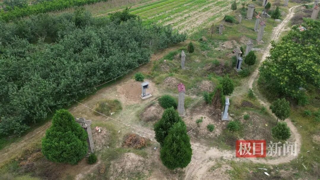 掩埋被害男孩的墓地（航拍图）