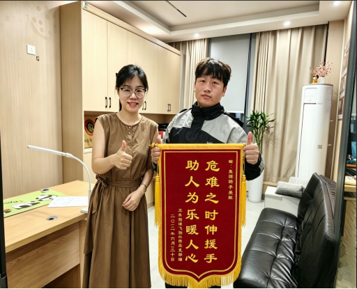 南昌红谷滩:送餐路上偶遇路人倒地外卖骑手停单施救暖人心(图2)