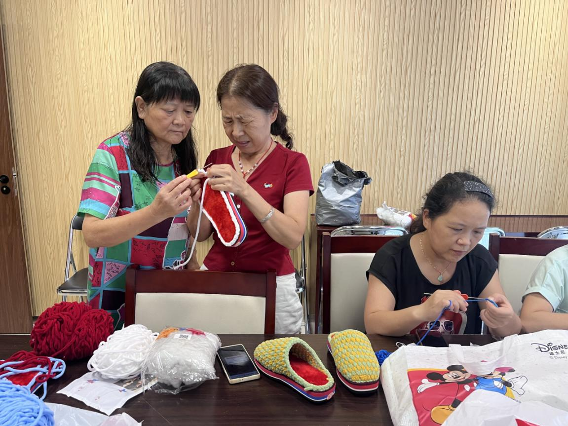 巧手绽芳华 针脚暖邻里 西乡街道铁岗社区新时代文明实践站钩针培训圆满落幕