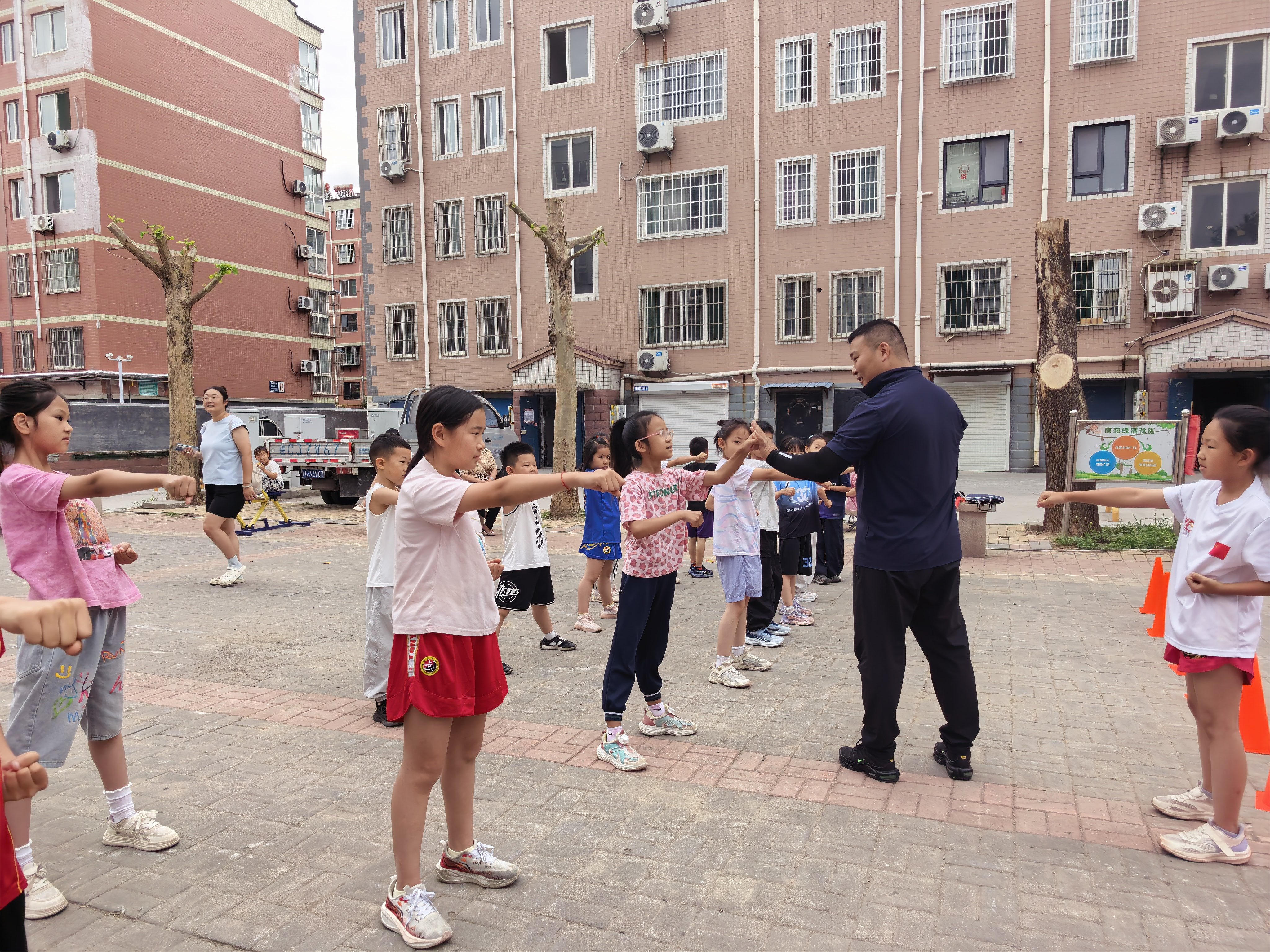 志愿服务助力青少年成长丨经开区傅家镇海岱社区“岱宝探世界”第三期武术体验课开课