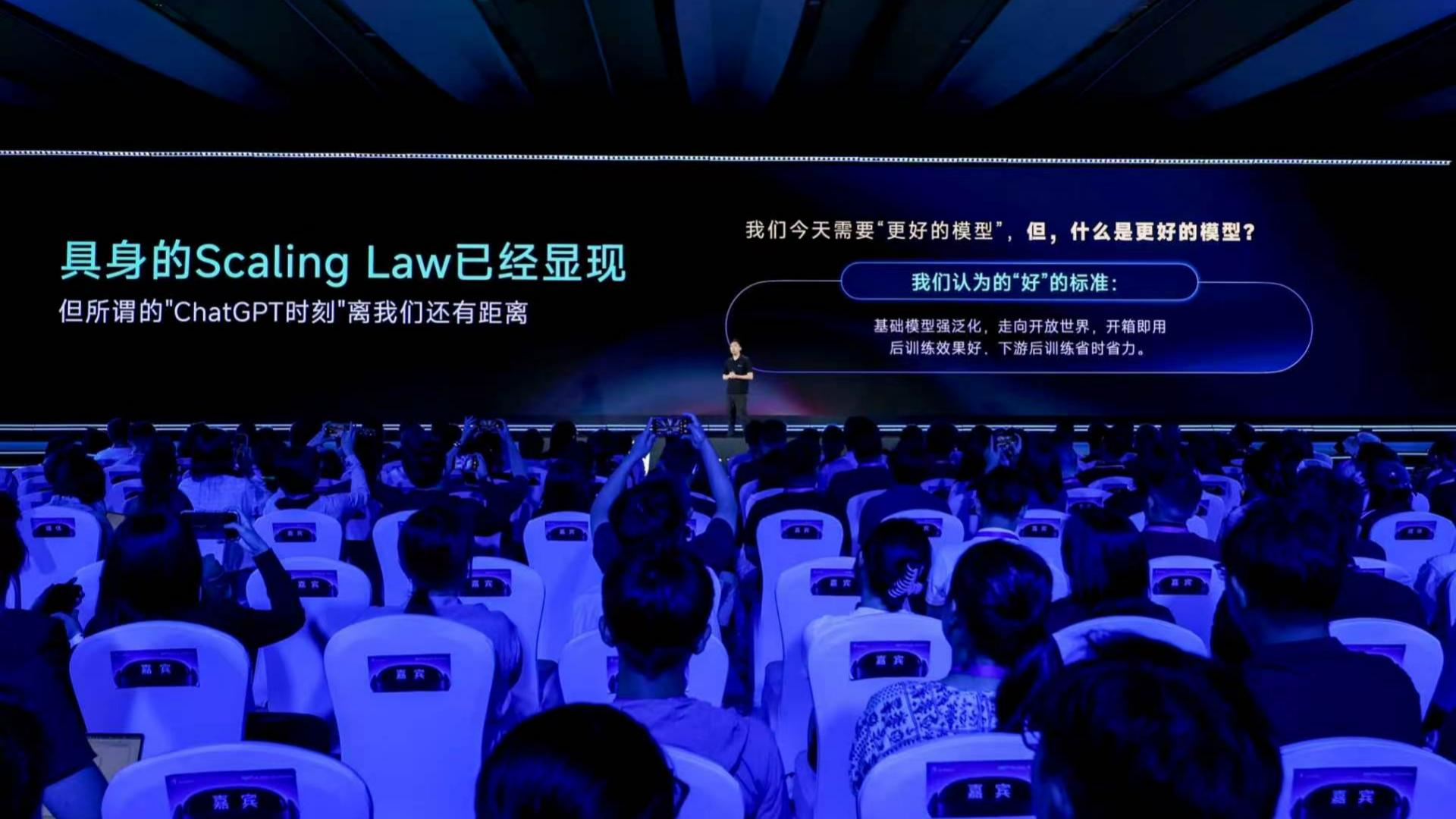 原力灵机发布DM0.5通用具身模型:4B参数,基于15万小时数据深度训练