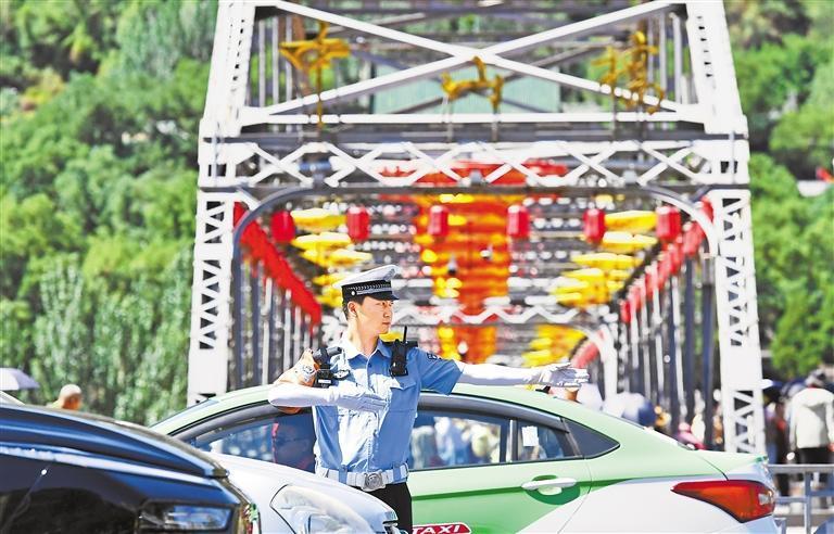 兰州市公安局交管大队城关大队交警疏导车流　新甘肃&middot;甘肃日报记者　裴强