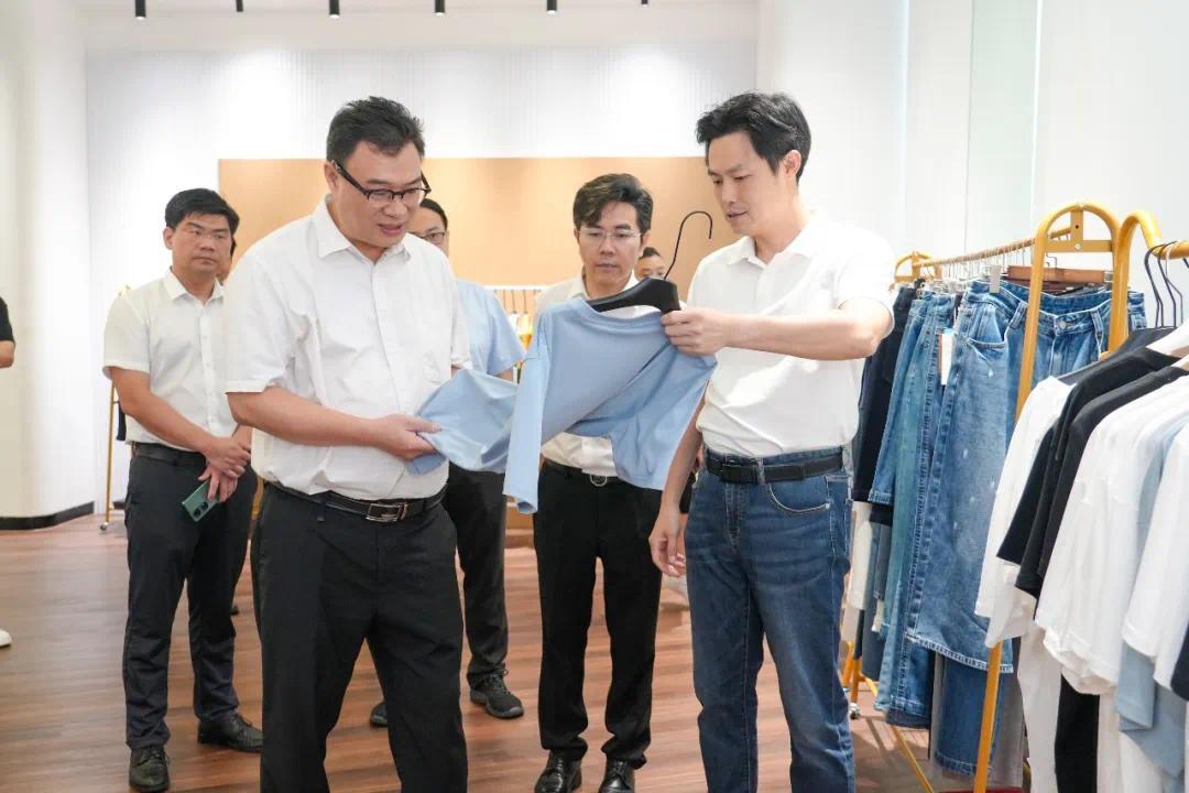 取经电商数字化经验 中山大涌跨区域调研助推牛仔服装产业提质增效