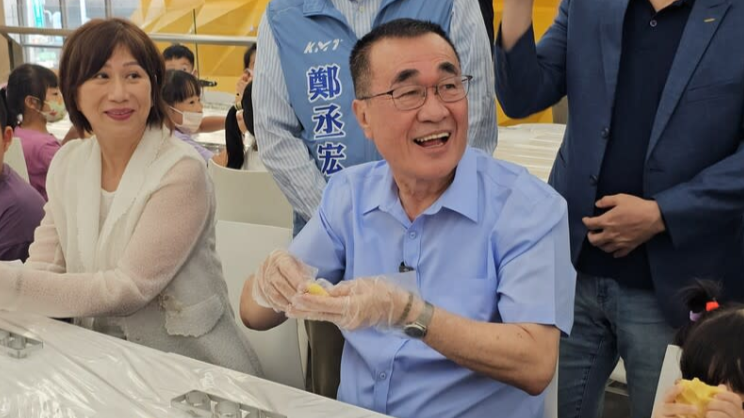 李四川参访凤梨酥工厂提食品安全，批苏巧慧只领薪水不办事