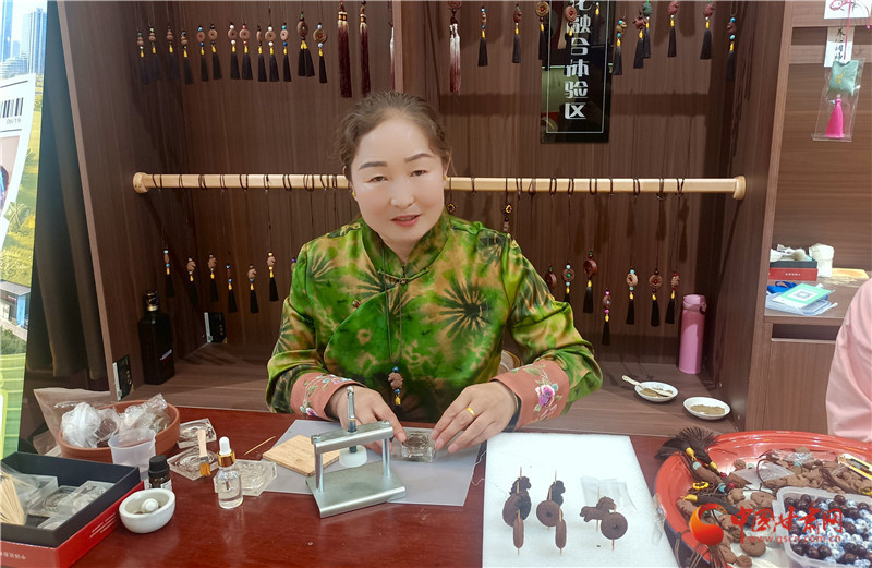 陈丽娟正在制作香牌