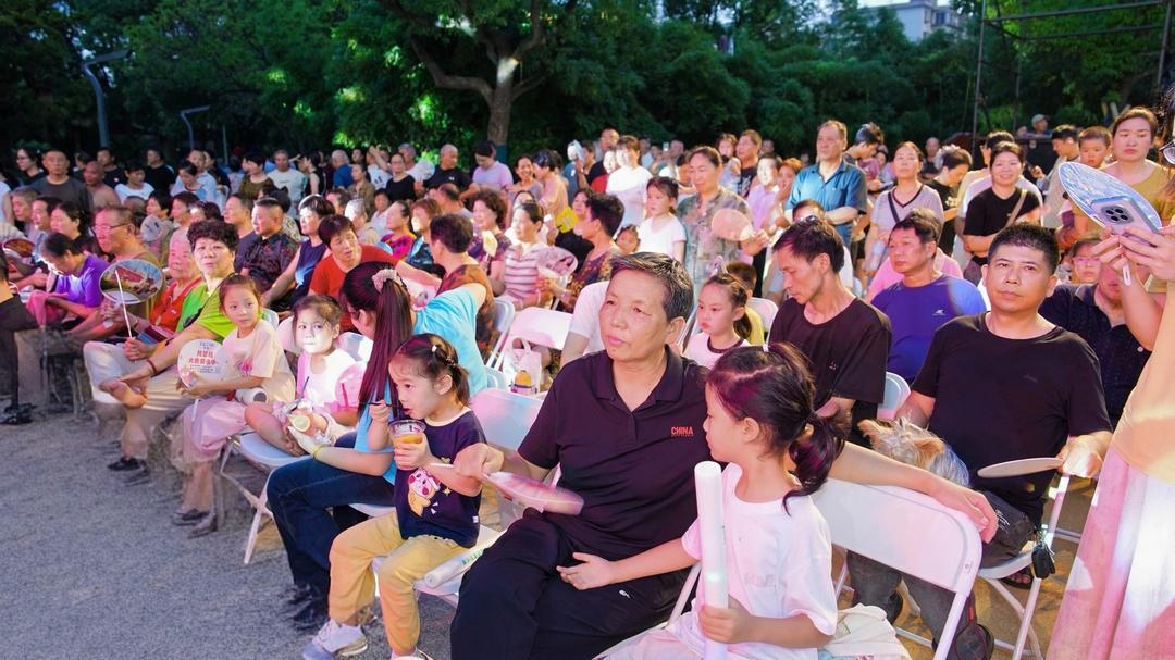 现场参与的市民们