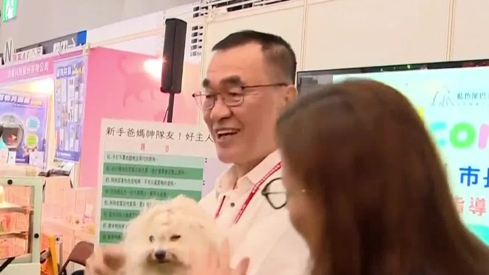 试吃宠物肉干？李四川：别跟毛小孩抢食