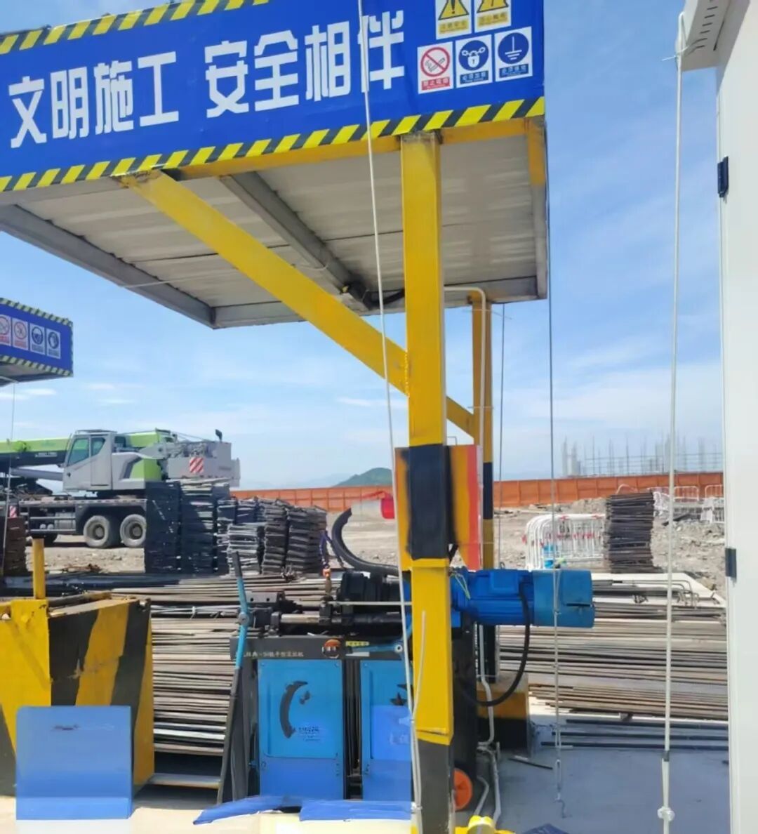 贤庠风电母港项目现场,各类施工机具被绑扎加固.jpg