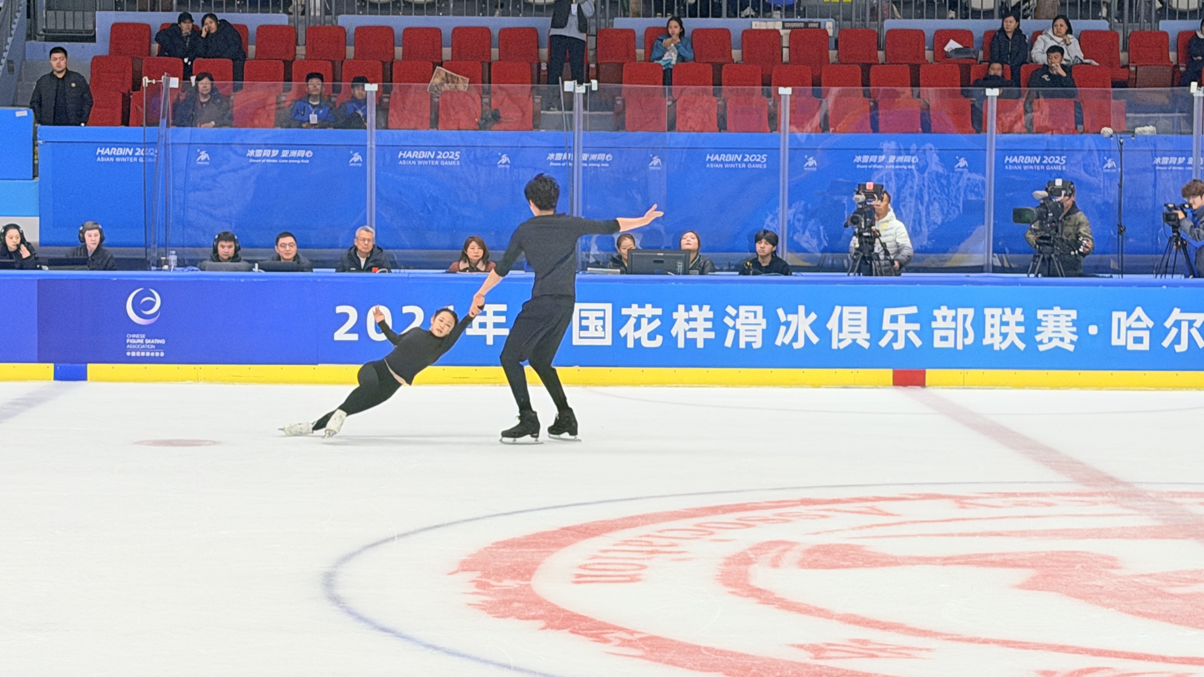 中国花样滑冰俱乐部联赛第一站比赛在哈尔滨开赛