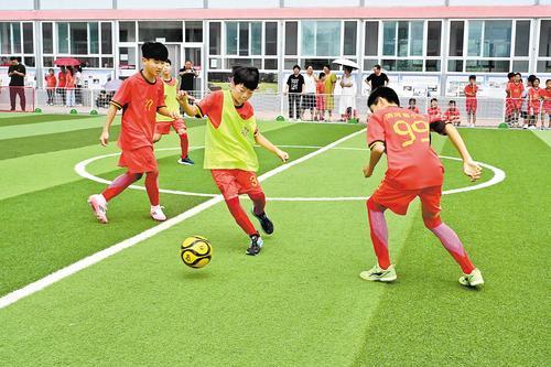 7月3日,兴隆县洒河南小学操场上,五、六年级学生在进行足球比赛。本报记者 陈宝云摄