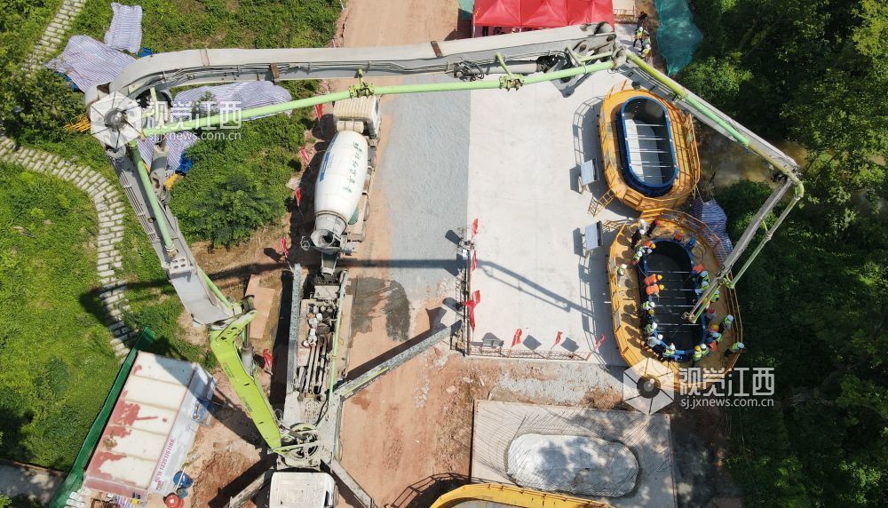 2026年7月6日，长赣高铁江西省遂川段施工现场机器轰鸣，江西交工集团施工人员抢抓工期，同步开展桩基施工、墩身钢筋绑扎及混凝土浇筑作业。
