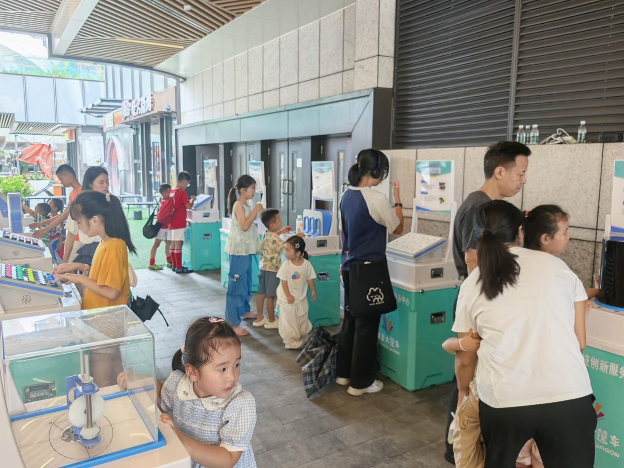 当数学遇上AI机器狗 西乡街道劳动社区“户外移动科学课堂”火热开课