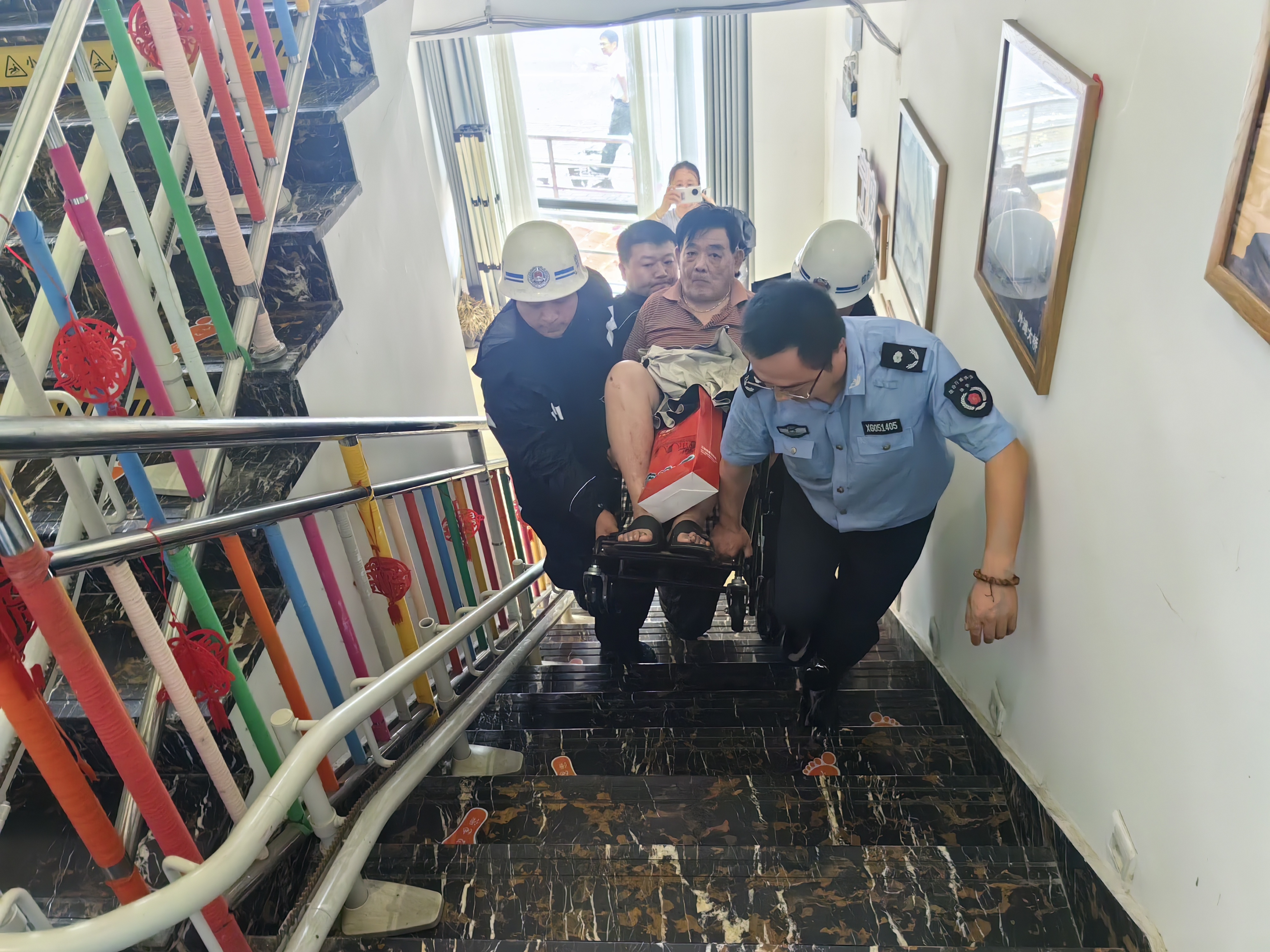 逆风坚守！鄞州“执法蓝”全力筑牢城市防台安全防线