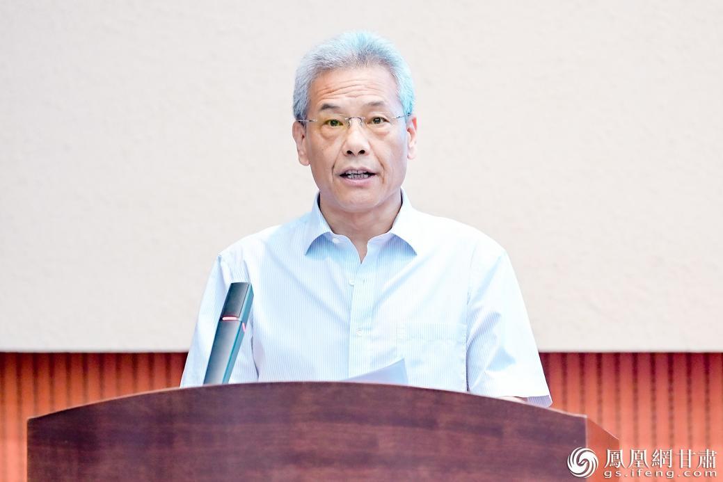 兰州大学党委副书记曹爱辉表示,希望参与活动的师生以脚步践初心。