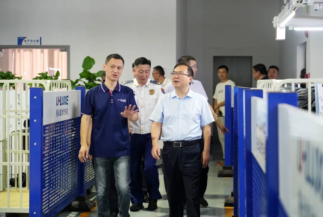 7月11日,区委书记周恩海到重庆睿业鑫纺织科技有限公司调研检查人员密集场所安全生产工作。记者向成国摄-----.JPG