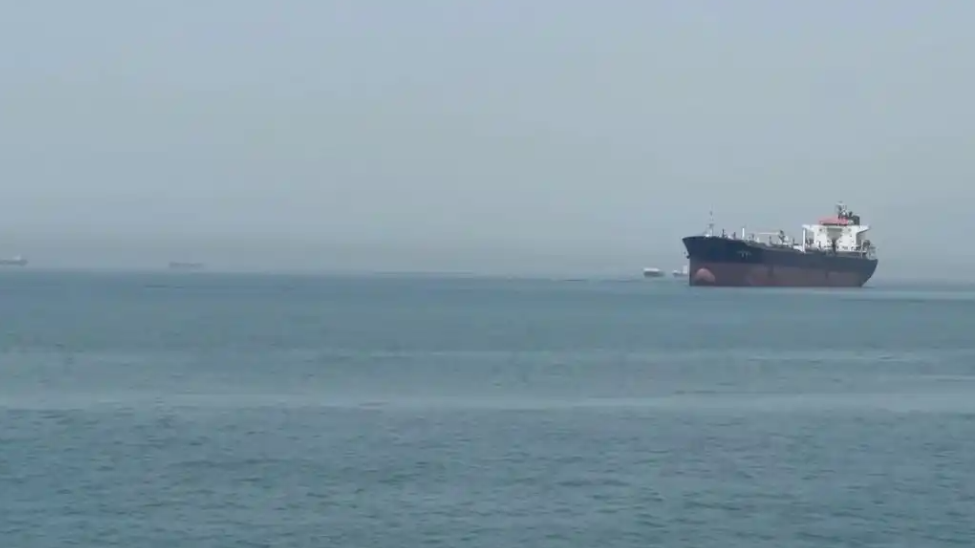 美媒：伊朗革命卫队在霍尔木兹海峡击中两艘商船