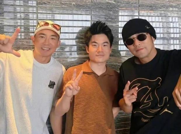董宇辉与周杰伦刘畊宏合影。
