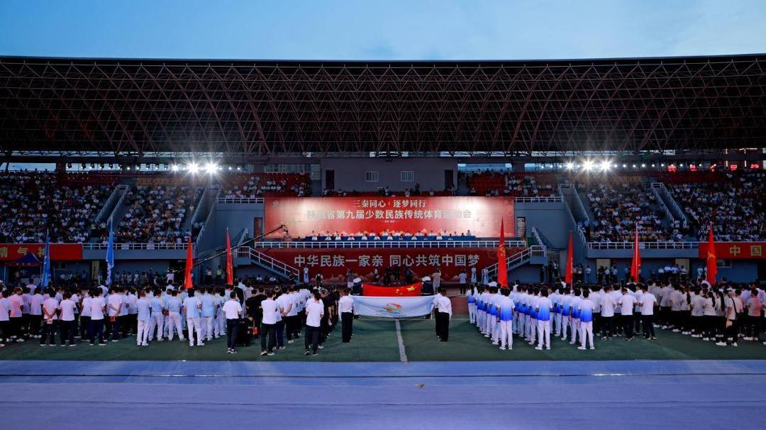 (夏夜的陇县体育场,华灯绽放、人声鼎沸、气氛热烈。)