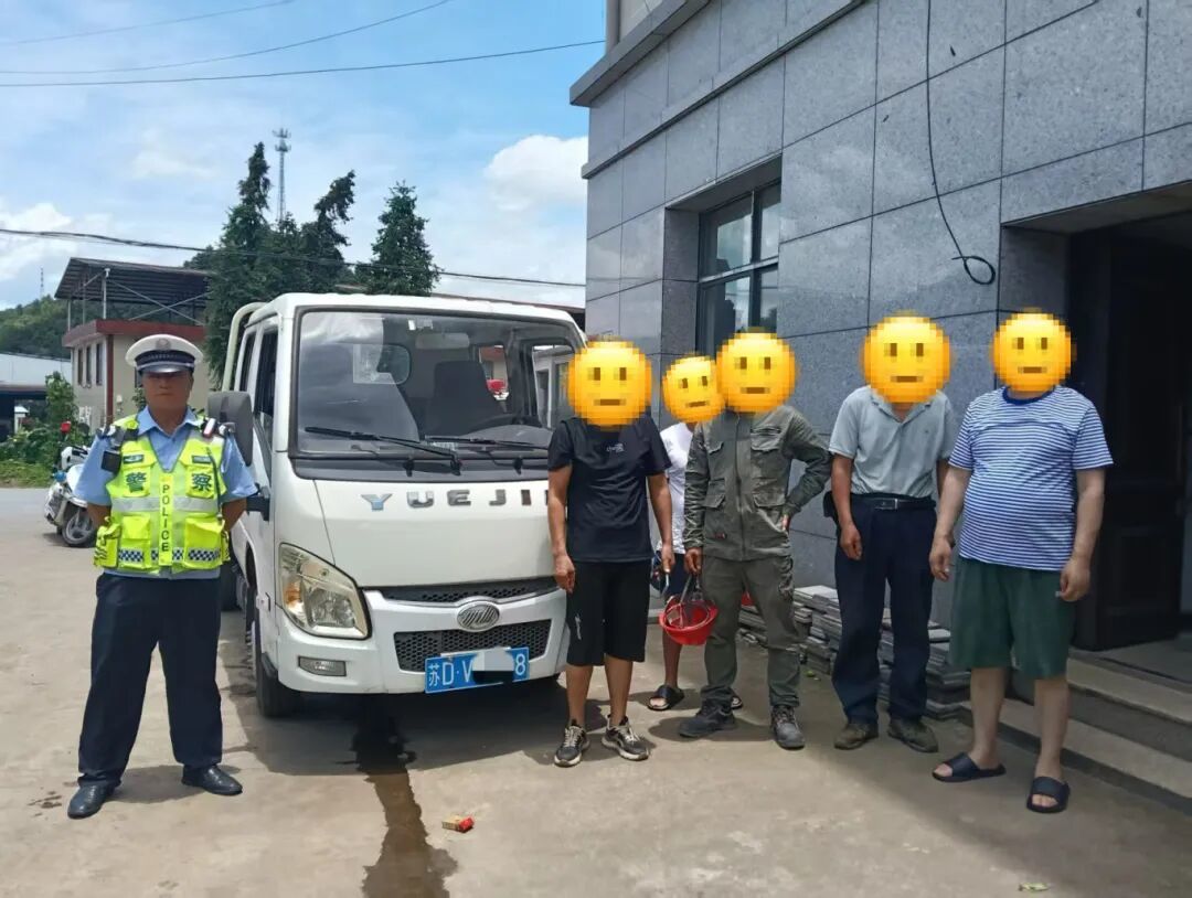 4人坐货厢2.jpg
