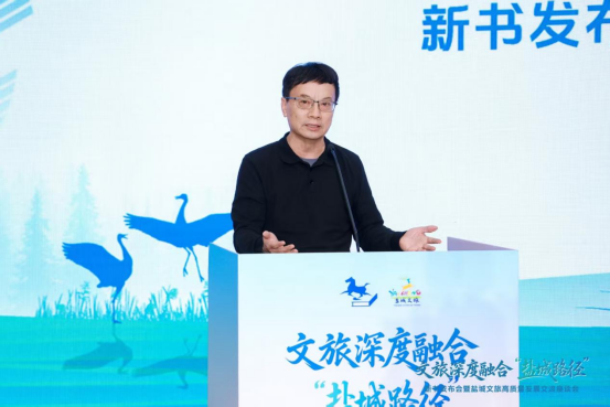 文化和旅游部科技教育司原司长、全国文体康旅装备联盟理事长孙若风做演讲交流