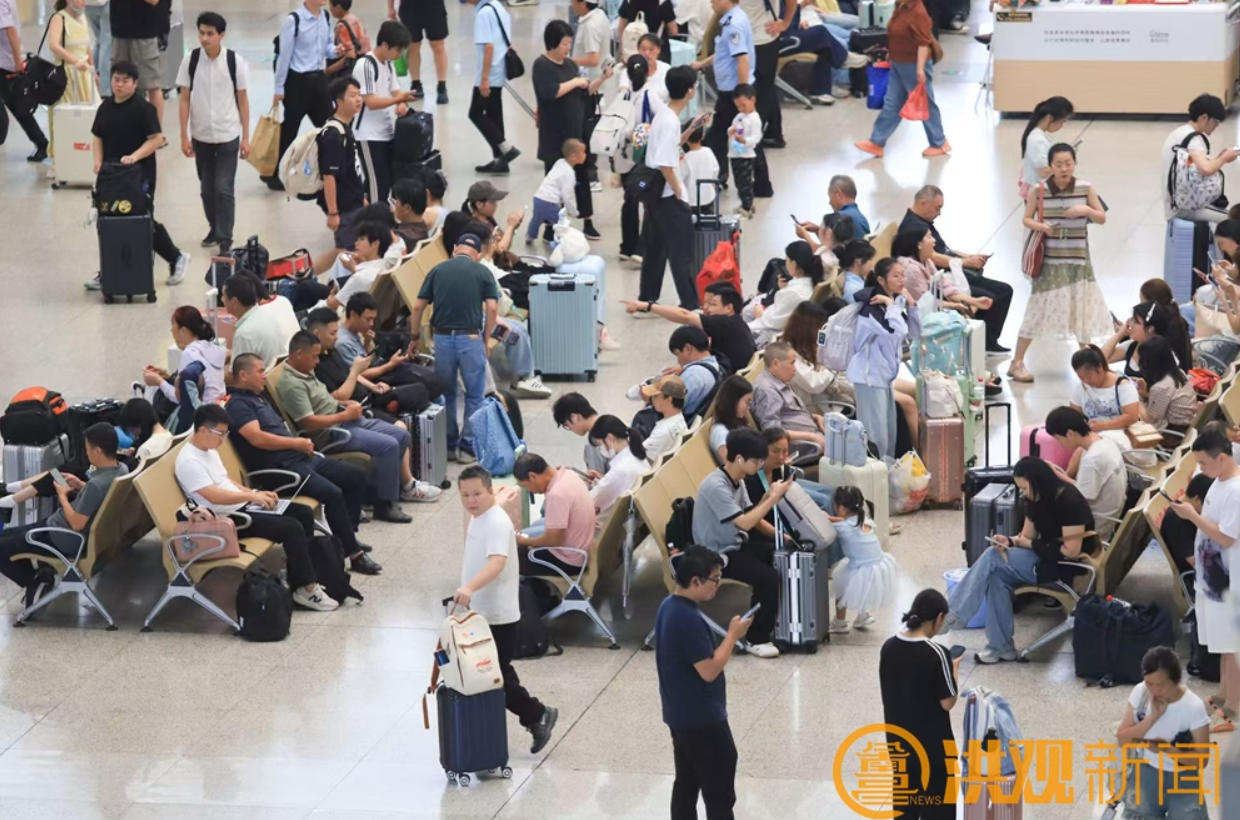 南昌西站迎来暑运客流出行高峰（图）