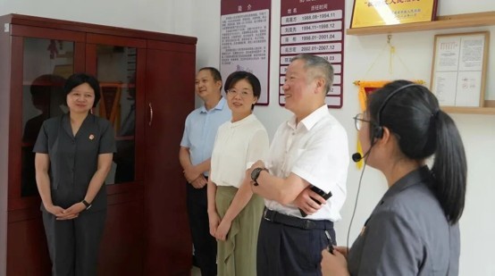 调研组一行在基层法庭调研