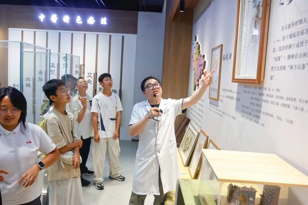 把课堂搬进医院里长春中医药大学附属第三临床医院这堂研学课“有看头更有嚼头”(图1)