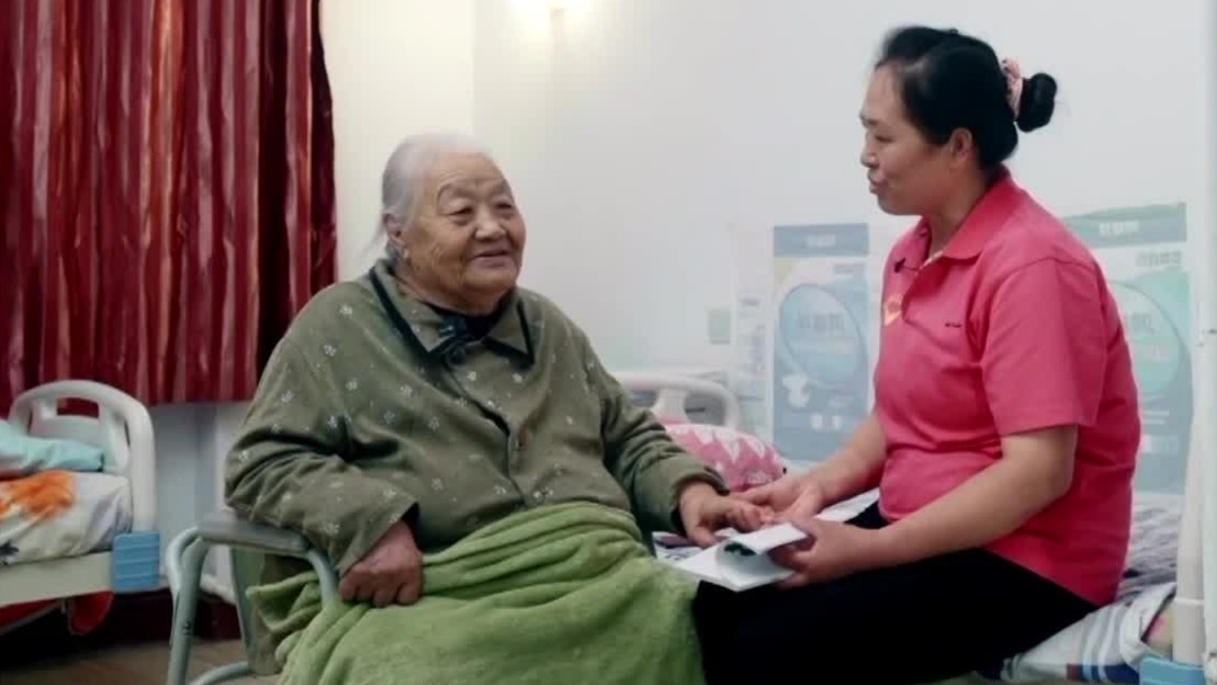 护理员的爱与责任，不仅照亮了长者的晚年，更带来了温暖与希望