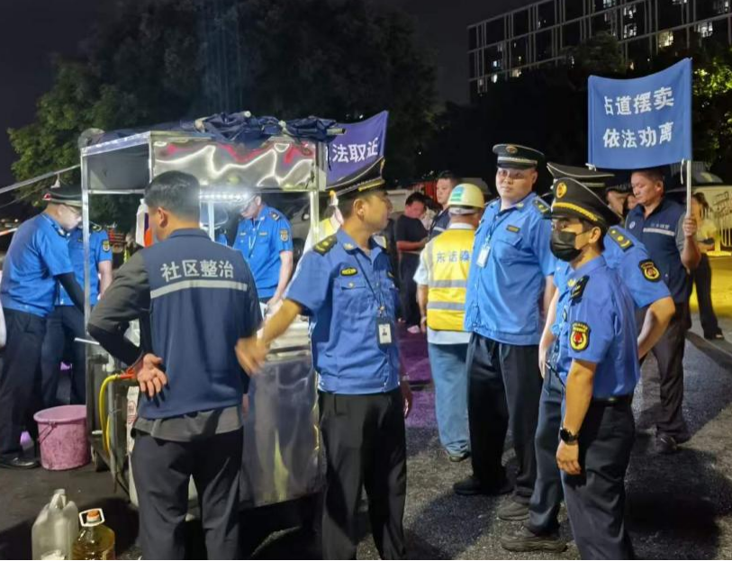 整治有力度 服务有温度——西乡街道开展违规占道经营统一执法日行动