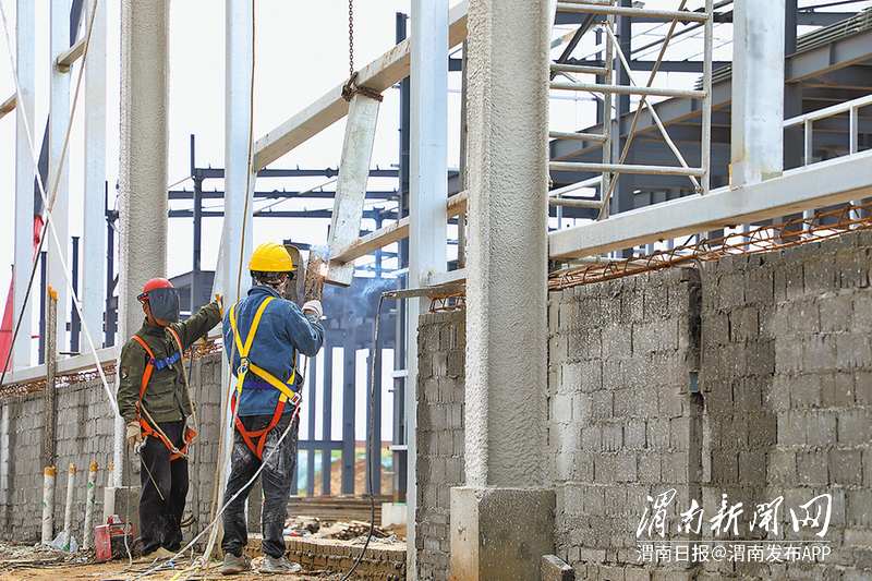 工人正进行钢结构厂房施工作业