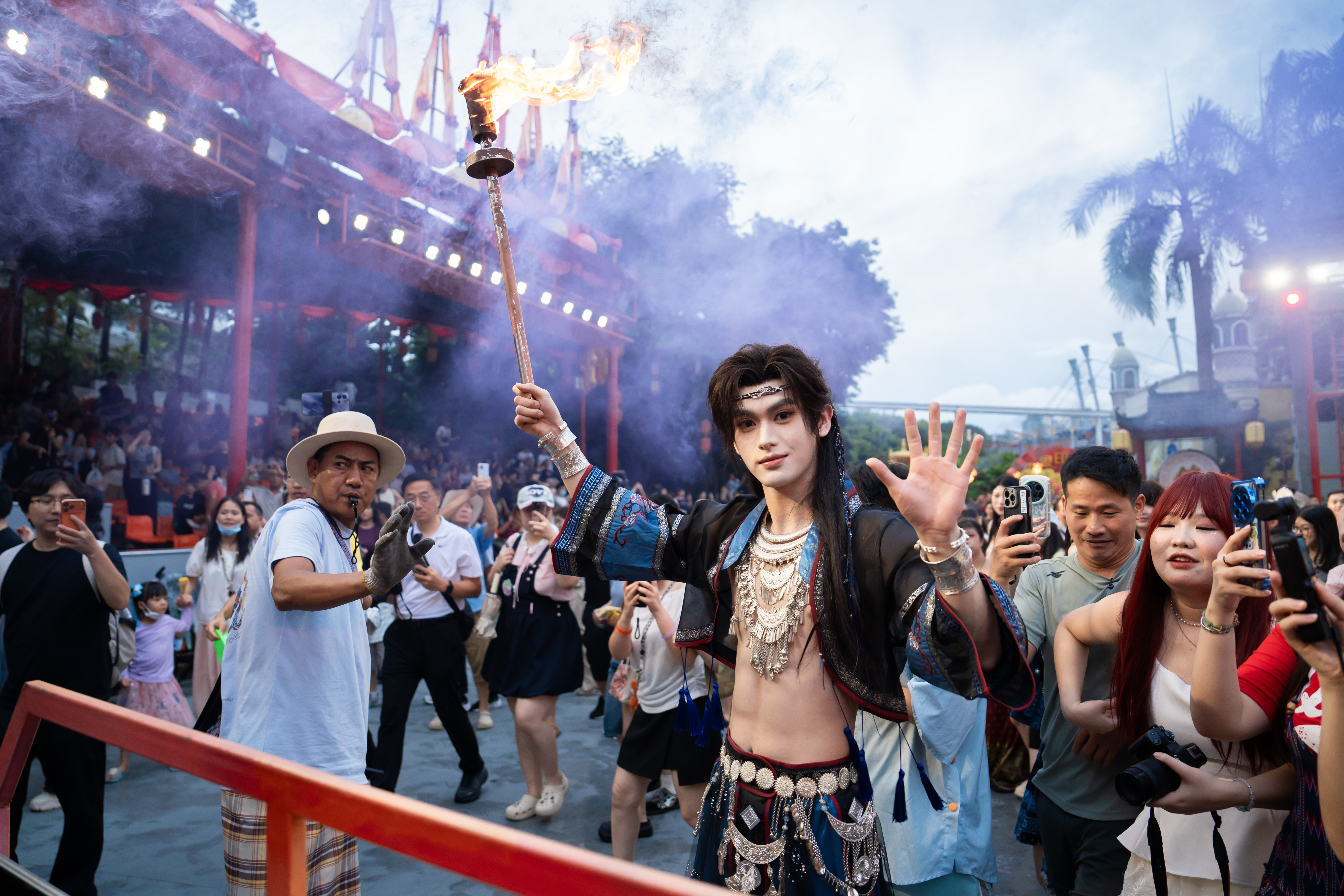 狂欢主理人史迪熊参与火把节巡游活动