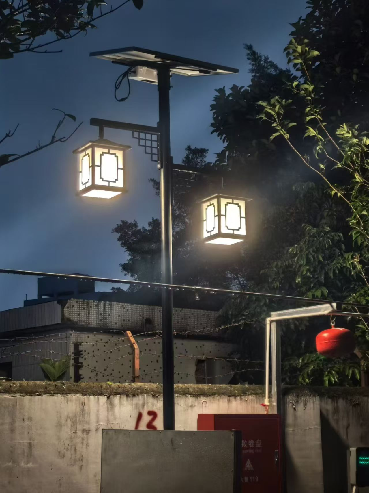 小路灯点亮平安路 西乡街道铁岗社区民生微实事办好群众心头事