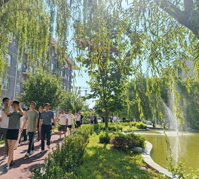 西安高级中学校园开放日,许多中考生及家长实地参观校园。(首席记者程静摄影)