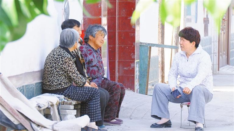 顾红艳(右)与村民交流 新甘肃·甘肃日报 通讯员 卢建飞