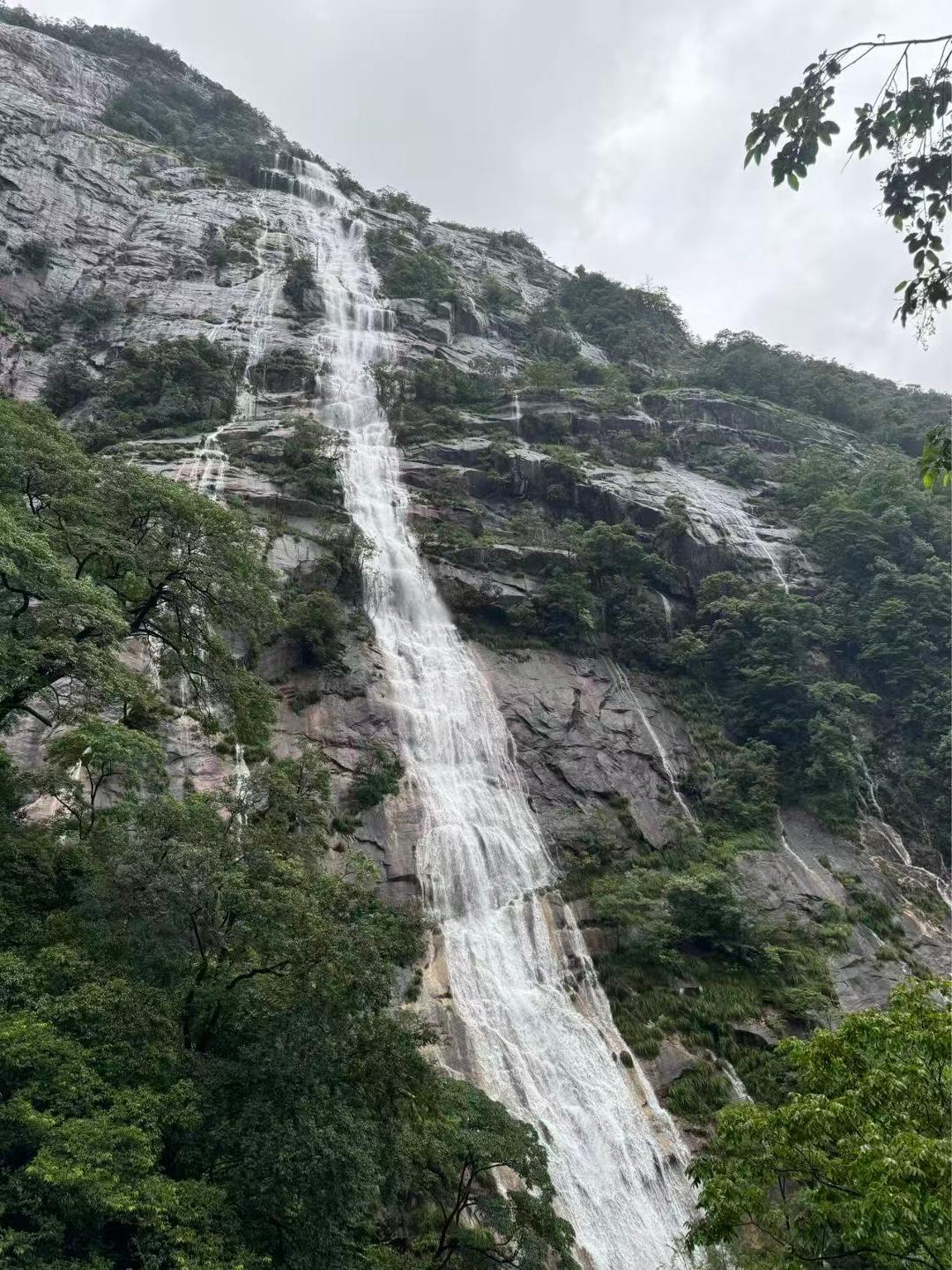 江西婺源大鄣山卧龙谷瀑布