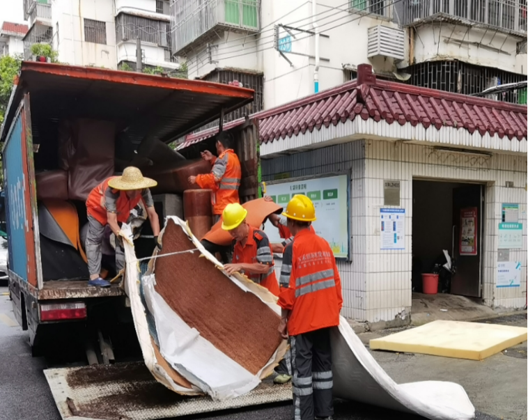 龙珠社区开展环境卫生深度清洁行动