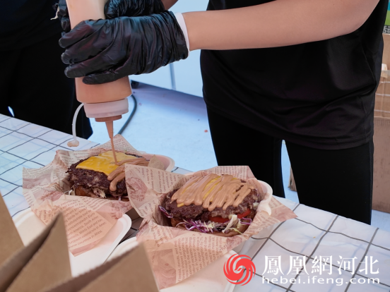 店员正在制作汉堡