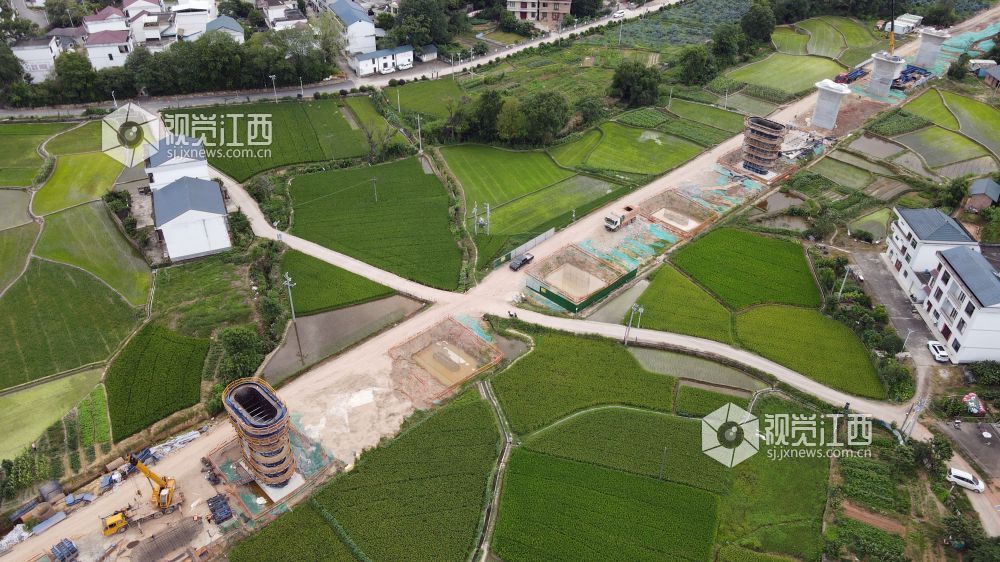 2026年7月6日，长赣高铁江西省遂川段施工现场机器轰鸣，江西交工集团施工人员抢抓工期，同步开展桩基施工、墩身钢筋绑扎及混凝土浇筑作业。