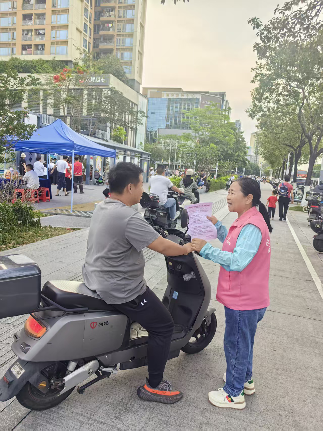 巾帼先锋丁育吾:六旬志愿者守护宝安交通文明