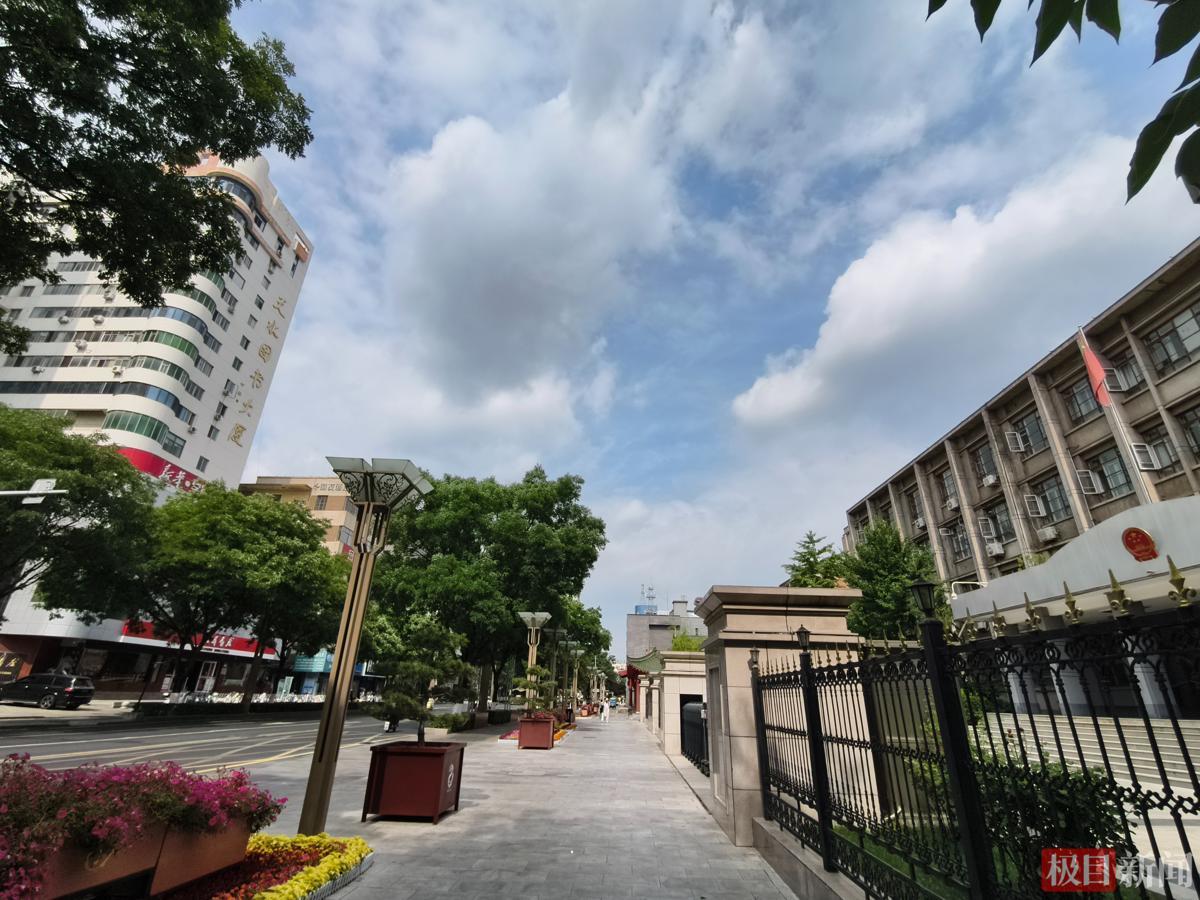 60多岁市政府大楼退休尚无拆除规划市民拍照留念(图3)