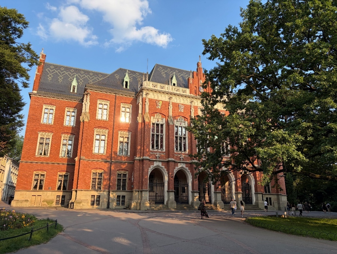 夕阳下的克拉科夫雅盖隆大学,哥白尼求学之地,星辰与智慧在此相遇