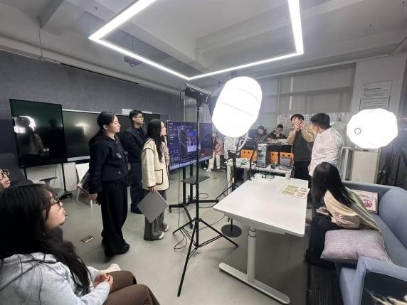 工商管理学院“WELL&middot;新零售直播实验室”进行首次直播前的培训