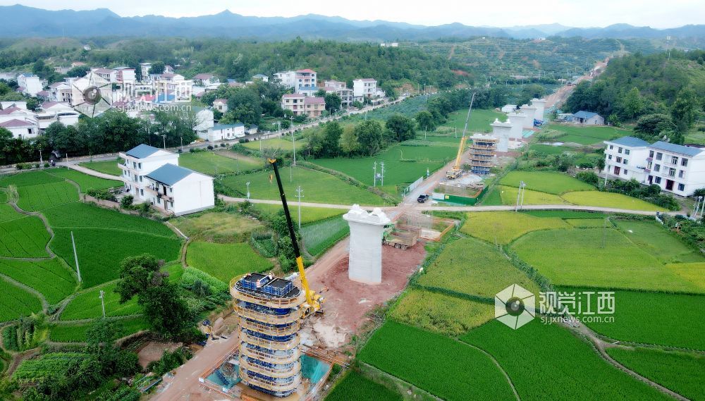 2026年7月6日，长赣高铁江西省遂川段施工现场机器轰鸣，江西交工集团施工人员抢抓工期，同步开展桩基施工、墩身钢筋绑扎及混凝土浇筑作业。